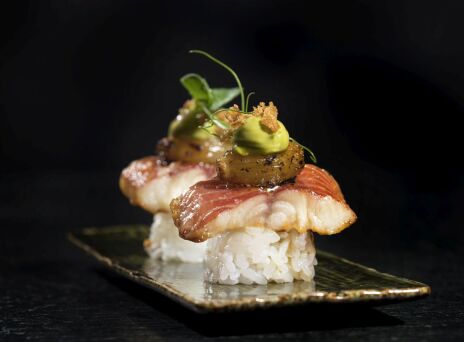 Νigiri με καπνιστό χέλι στιφάδο στο Huracan