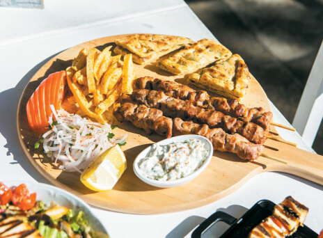 Κουντουριώτικο, ένα ψητομεζεδοπωλείο γεμάτο νοστιμιές