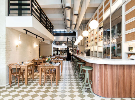 Kuzina, υπέροχο γαστρονομικό ταξίδι με θέα τη φωτισμένη Ακρόπολη