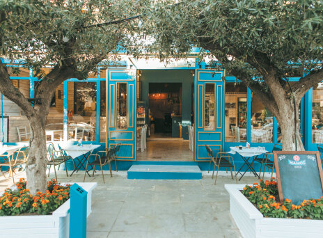 Λότζα, το καλαμάκι σπίτι του