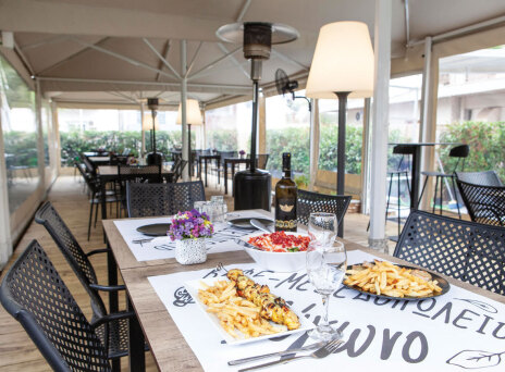 Πολύγωνο Καφέ- Μεζεδοπωλείο, νόστιμοι μεζέδες σε καταπράσινη αυλή