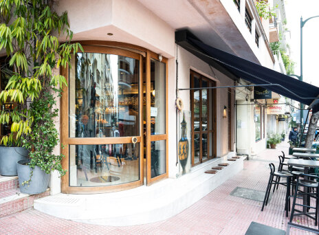 Queen Bee, ένα μαγαζί με αέρα Νέας Υόρκης στο Κολωνάκι