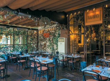 Ramino, η φιλόξενη, αυθεντική τρατορία της Γλυφάδας