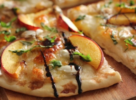 Πίτσα με τυρί, ροδάκινο, βαλσάμικο