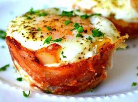 Η πιο γρήγορη και νόστιμη συνταγή με αυγά μπέικον ψωμί τυρί