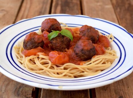 Σπαγγέτι με κεφτεδάκια και σάλτσα ντομάτας (spaghetti & meatballs)