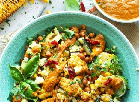 Δροσερή και πεντανόστιμη σαλάτα με καλαμπόκι και κολοκυθάκια