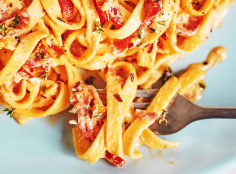 Fettuccine με λιαστή ντομάτα και κατσικίσιο τυρί