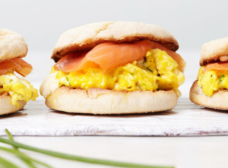 Σάντουιτς με scrambled eggs και σολομό