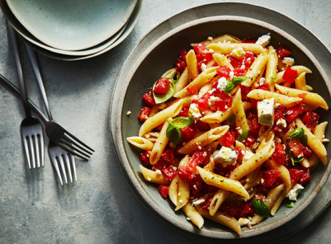 Σαλάτα με πέννες, σαλάμι και πεκορίνο