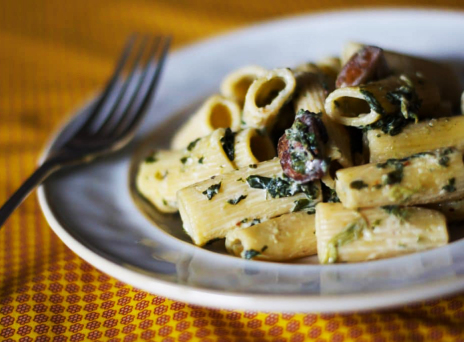 Ριγκατόνι με μανιτάρια και σπανάκι