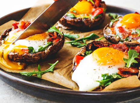 Τραγανό μπέικον και αυγά στην αγκαλιά ενός Portobello 