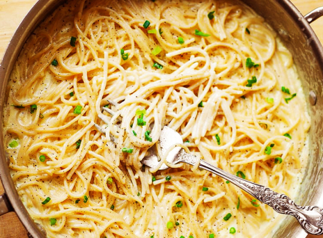 Σπαγγέτι με τέσσερα τυριά και σκόρδο