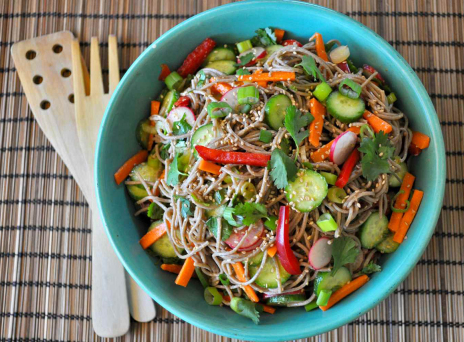 Δροσερή σαλάτα με noodles