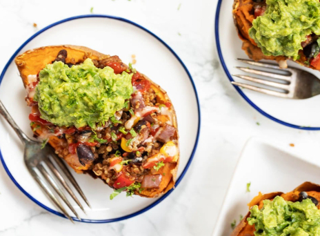 Γλυκοπατάτες στον φούρνο με κινόα και αβοκάντο