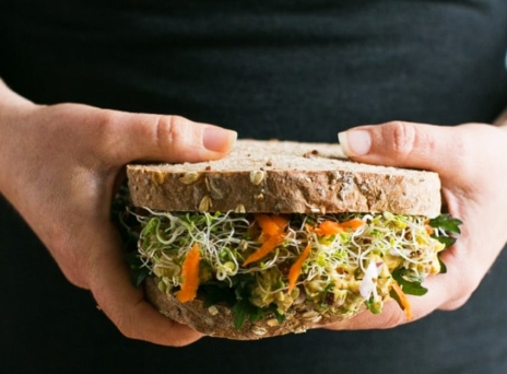 Σάντουιτς με σαλάτα από ρεβίθια