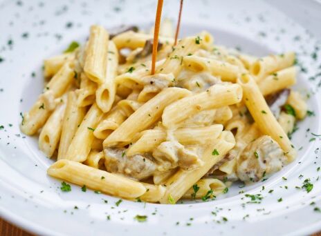 Πέννες με βουτυρένιο κοτόπουλο, λεμόνι, σκόρδο και παρμεζάνα
