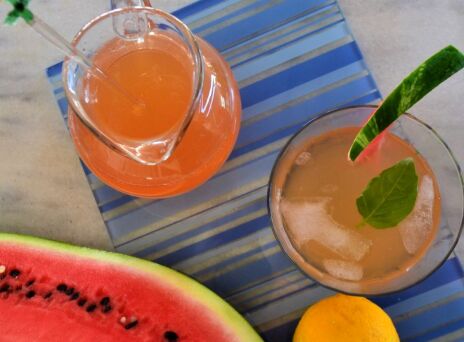 Ροζ λεμονάδα με καρπούζι