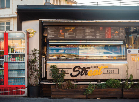 Story Streat: Η νόστιμη καντίνα του Πειραιά μαγειρεύει ολόφρεσκα