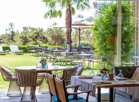 Colonial: Ο καταπράσινος παράδεισος της Γλυφάδας