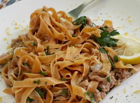 Μακαρονάδα με τόνο και άρωμα λεμόνι