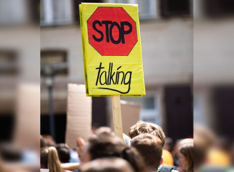 Πινακίδα Stop Talking σε διαδήλωση