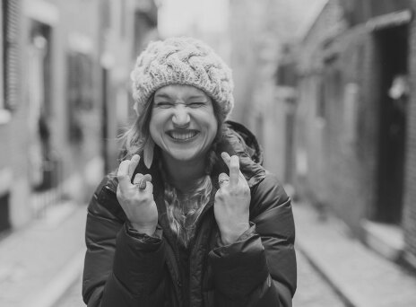 Κορίτσι σταυρώνει τα δάχτυλα των χεριών της