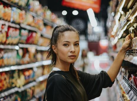 Κοπέλα ψωνίζει στο σουπερμαρκετ