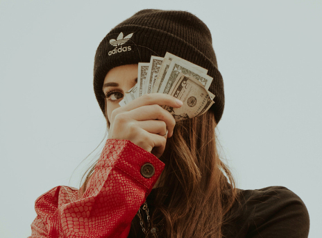 Κοπέλα με χρήματα στα χέρια
