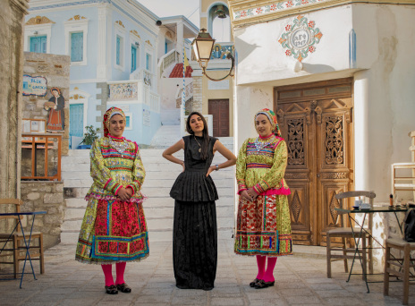 Έμπνευση από τα νησιά: Η Ελένη Κουμπή σχεδιάζει ενδύματα και μεταξωτά μαντίλια με οδηγό την παράδοση