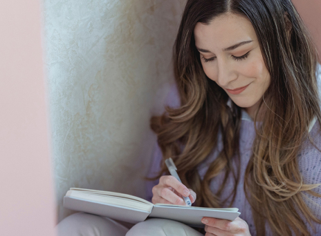 Γυναίκα που γράφει σε ημερολόγιο