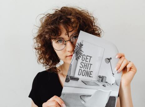 Όπως κάθε χρόνο, λίγο πριν την Πρωτοχρονιά, δίνουμε στον εαυτό μας υποσχέσεις και ελπίζουμε να τις τηρήσουμε. Παρακάτω θα βρείτε 100+1 υποσχέσεις για να σας βοηθήσουν να τηρήσετε έστω και μία. 