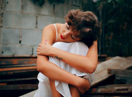 γυναίκα μόνη 