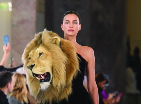 Η Irina Shayk στην επίδειξη SS23 Sciaparalli