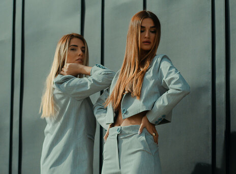 Κοπέλες ποζάρουν με ρούχα μόδας