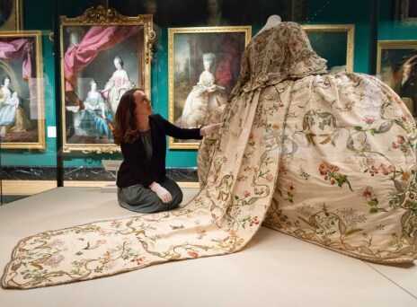 Περιγραφή των εκθεμάτων μιας έκθεσης για τους βασιλικούς γάμους και τη Μόδα της Γεωργιανής περιόδου στη Βρετανία που γίνεται στο The Queen’s Gallery στο Παλάτι του Μπάκιγχαμ στο Λονδίνο. 