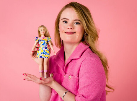 Γυναίκα με σύνδρομο Down κρατάει κούκλα Barbie με σύνδρομο Down