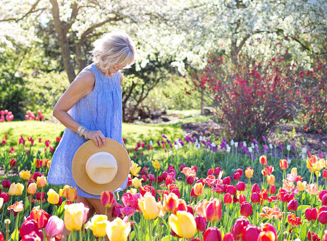 Γυναίκα με άσπρα μαλλιά ανάμεσα σε τουλίπες