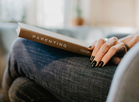 Βιβλίο ακουμπισμένο στα πόδια γυναίκας