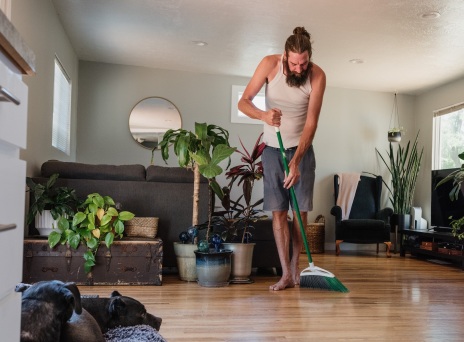 Άνδρες και νοικοκυριό: Πώς οι γυναίκες τα κάνουν όλα χωρίς βοήθεια από κανέναν