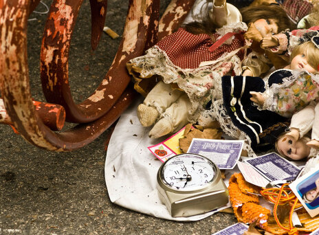 Παλιά αντικείμενα στο πάτωμα