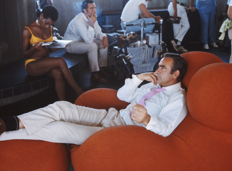 Ο Σον Κόνερι στα γυρίσματα της ταινίας «James Bond - Diamonds Are Forever» το 1971 καθισμένος σε μια πολυθρόνα UP-5 Donna © Anwar Hussein/Getty Images