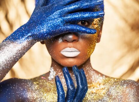 Glitter, το νέο κόλπο της Gen Ζ για να πιάνει και να τιμωρεί την απιστία 