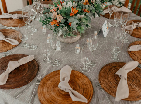 Πώς οργανώνεις με τον καλύτερο τρόπο ένα τραπέζι στο σπίτι για φίλους