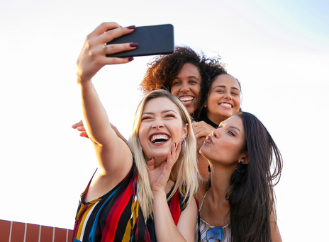 Γιατί οι Millennials δείχνουν νεότεροι από τους Gen Z;