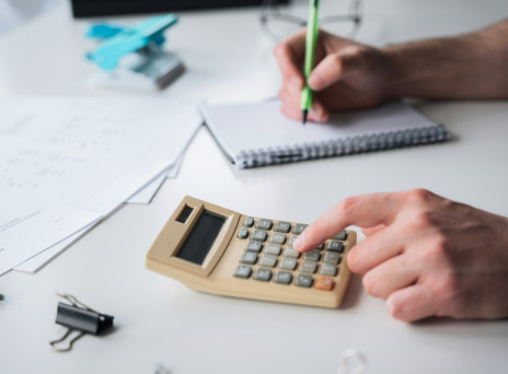 Μεσήλικες, φτωχοί και χρεωμένοι