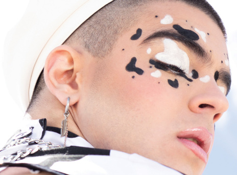 Dennys, ετών 19: Queer αγόρι μοντέλο ψάχνει δημοσιότητα