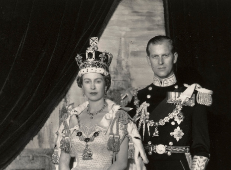 Η Βασίλισσα Ελισάβετ με τον πρίγκιπα Φίλιππο σε επίσημο πορτραίτο του Cecil Beaton, από την ημέρα της στέψης της, το 1953. 