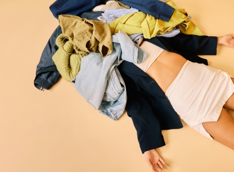 κοπέλα κάτω από πολλά ρούχα 