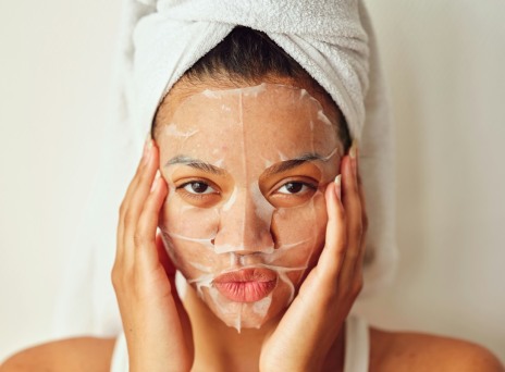 κοπέλα με μάσκα ομορφιάς